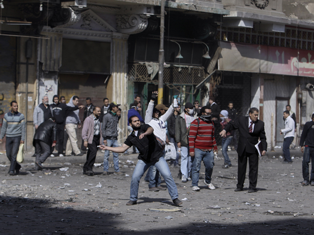 Manifestantes protestam no Cairo (Foto: AP)