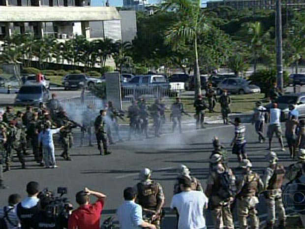 Confronto entre manifestantes e homens do Exército na manhã desta segunda-feira (6) (Foto: Reprodução/TV Globo)