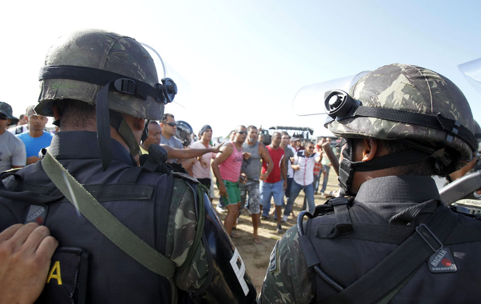Segunda-feira (6): manifestantes ficam feridos em confronto com militares na Bahia