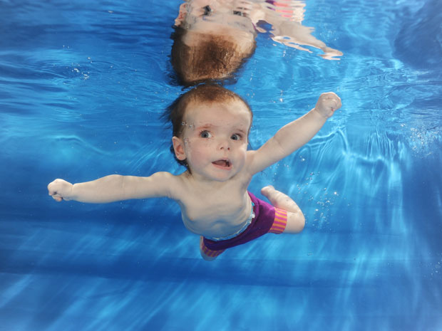 Jessica Hawley usa a piscina para ajudar no desenvolvimento muscular (Foto: Waterbabies.co.uk/BBC)