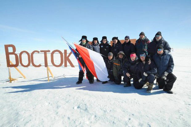 Imagem de janeiro de 2009 mostra equipe de cientistas russos na estação Vostok, no interior do Polo Sul, juntamente como o príncipe Albert II de Mônaco. Nesta segunda-feira, pesquisadores disseram ter alcançado a superfície do Lago Vostok. (Foto: Palais Princier/AFP)