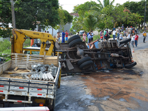 Caminhão que transportava postes tomba em João Pessoa  (Foto: Walter Paparazzo/ G1)