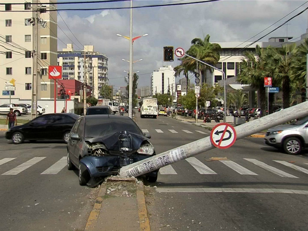 Um carro colidiu com um poste na manhã desta terça-feira, na Avenida Santos Dumont, me Fortaleza. Com o impacto, o poste caiu por cima da fiação da rede elétrica do local. (Foto: TV Verdes Mares/Reprodução)