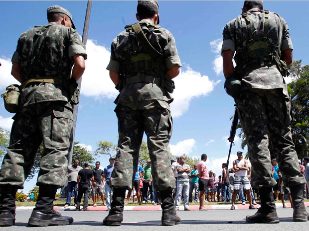 Após isolar Centro Administrativo da Bahia, Exército reforça tropas (Foto: Lúcio Távora/Agência A Tarde/AE)