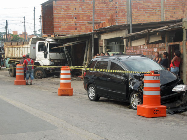 Desgovernado, caminhão colidiu de frente com uma Spacefox antes de atingir as residências; passageira ficou ferida (Foto: Marcelo Mora/G1)
