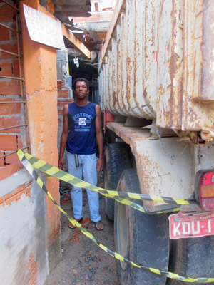 Caminhão praticamente bloqueou a entrada da casa de Danilo Paes Jesus (Foto: Marcelo Mora/G1)