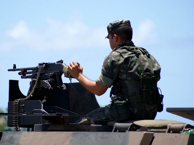 Após isolar Centro Administrativo da Bahia, Exército reforça tropas (Foto: Egi Santana/ G1)