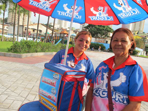 Edivânia da Silva e Eva Aureliano vendem Icegurt em Barueri (Foto: Darlan Alvarenga/G1)