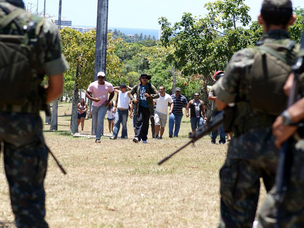 Exército bloqueia todos os acessos ao Centro Administrativo da Bahia  (Foto: Egi Santana/ G1)