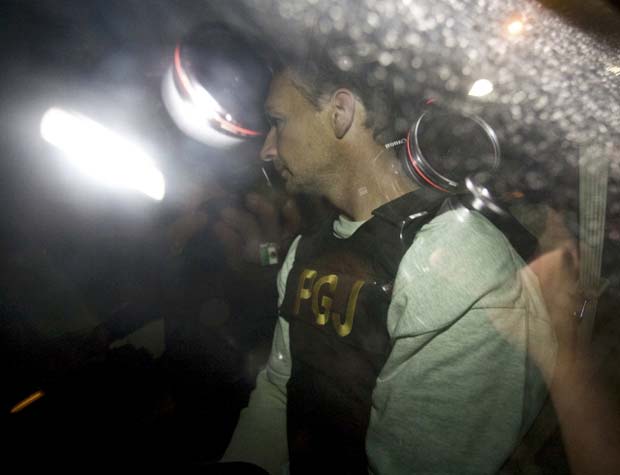 Bruce Beresford-Redman é levado a prisão em Cancún nesta quinta-feira (9) (Foto: Reuters)