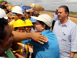 A presidente Dilma em visita a obras da rodovia Transnordestina, em Parnamirim (PE) (Foto: Roberto Stuckert / Presidência)
