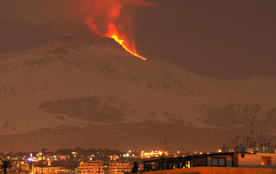 Monte Etna, mais alto e mais ativo vulcão da Europa, expele lava na ilha italiana da Sicilía.