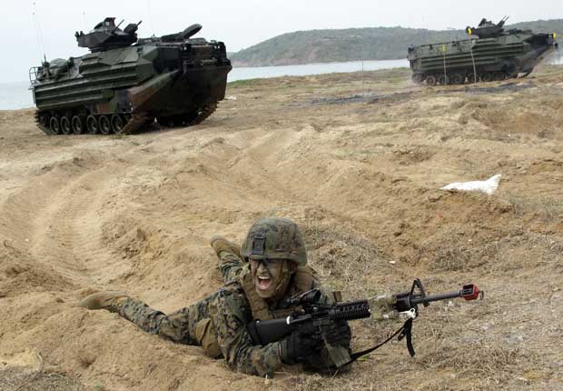 Cerca de 12 mil militares de EUA, Tailândia, Indonésia, Japão, Cingapura, Coreia do Sul e Malásia fazem parte do treinamento 'Cobra Gold', o maior da região do Sudeste Asiático (Foto: AP)