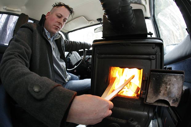 Pascal Prokop instalou um fogão a lenha em sua caminhonete. (Foto: Arnd Wiegmann/Reuters)