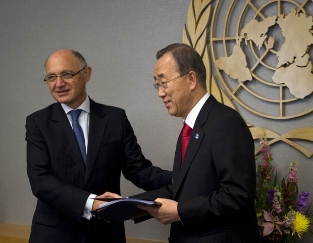 O chanceler da Argentina, Hector Timerman, e o secretário-geral da ONU, Ban Ki-moon, durante encontro nesta sexta-feira (10) na sede da ONU, em Nova York (Foto: AFP)