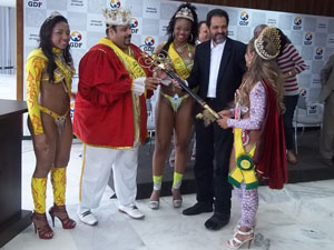 Governador Agnelo Queiroz entrega chave da cidade ao Rei Momo de 2012, Antônio Sales (Foto: Raquel Morais/G1)
