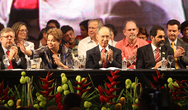 A presidente Dilma, autoridades e dirigentes partidários no evento de 32 anos do PT em Brasília (Foto: Wilson Pedrosa / Agência Estado)
