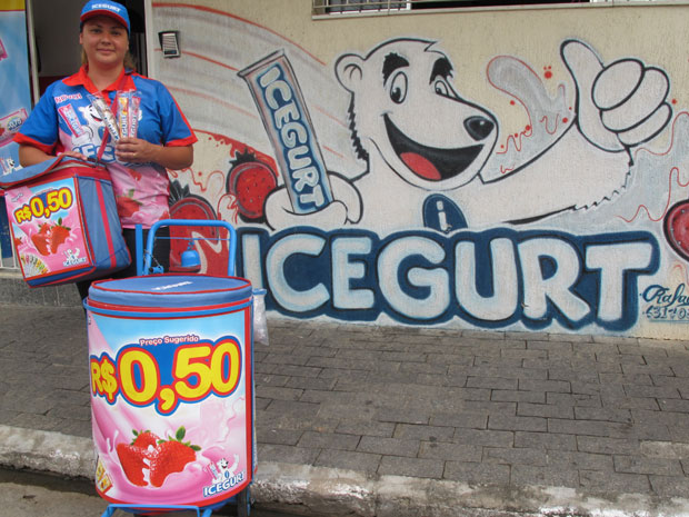 Claudia Narvaes investiu R$ 8 mil para abrir uma revenda de Icegurt em SP  (Foto: Darlan Alvarenga/G1)