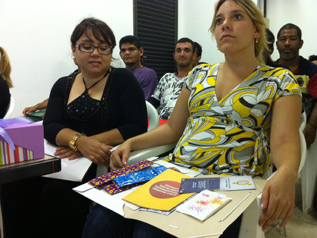 Surdos assistem à palestra na Central de Libras, em Brasília  (Foto: Káthia Mello/G1)