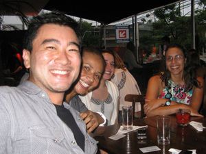Thiago e as amigas de trabalho Julia, Priscila e Talita: proposta causou reações divergentes em uma mesma mesa (Foto: Roney Domingos/ G1 )