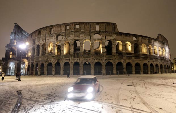 A Europa enfrenta um rigoroso inverno, que já provocou pelo menos 590 mortes nas últimas duas semanas. A situação mais grave é nos países do leste (Foto: AP)