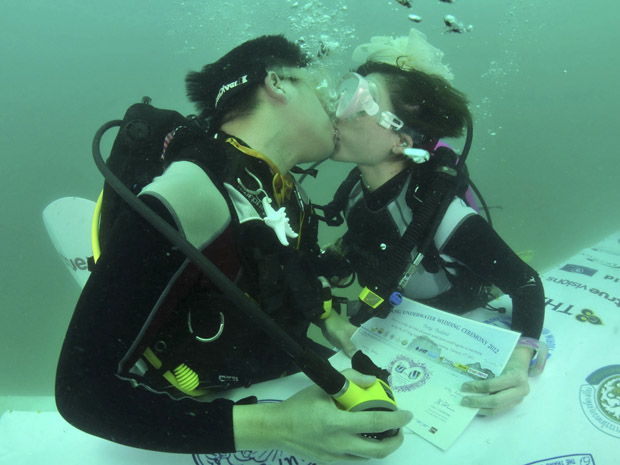 Casal beija no oceano (Foto: Reuters)