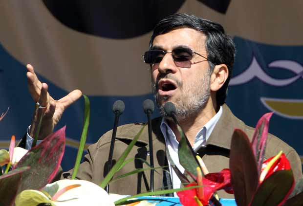 O presidente do Irã, Mahmoud Ahmadinejad, discursa neste sábado (11) em Teerã (Foto: AP)
