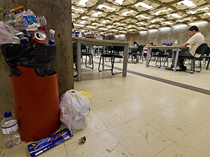 Lixo se acumula na BCE há cinco semanas, diz direção (Foto: Edu Lauton / UnB Agência)