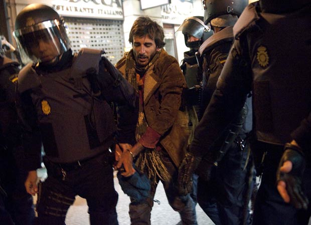 Manifestante é preso durante protestos contra a reforma trabalhista nesta sexta-feira (10) em Madri (Foto: AP)
