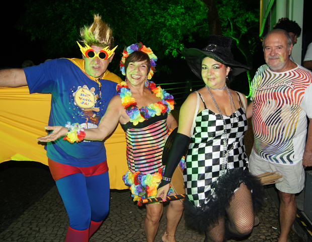 Jorge Sapia foi com a fantasia Super Folião porque já acompanhou 450 blocos de carnaval (Foto: Foto: Susan Vidinhas/G1)