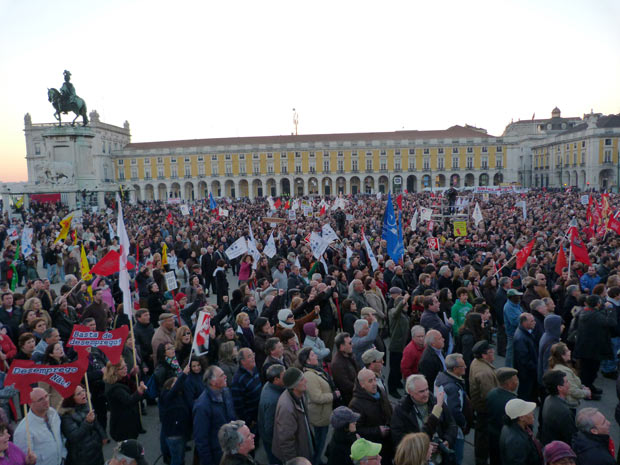 Manifestantes durante protesto em Lisboa (Foto: Jair Rattner / BBC Brasil )