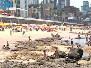 Praia movimentada em Salvador neste sábado (Foto: Reprodução/TV Bahia)