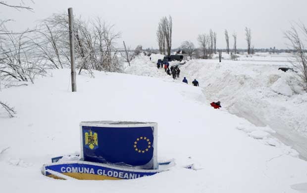 Camada de neve de 3 metros cobre placa na cidade romena de Glodeanu Silistea (Foto: Reuters)