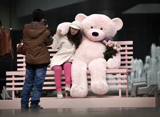 O urso, colocado no local para posar para fotografias, faz parte de uma promoção de Dia dos Namorados, celebrado no país na próxima terça (Foto: Andy Wong/AP)