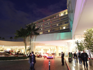 Fachada do Hotel Beverly Hilton após a cantora Whitney Houston ser encontrada morta no edifício neste sábado (11) (Foto: Reuters)
