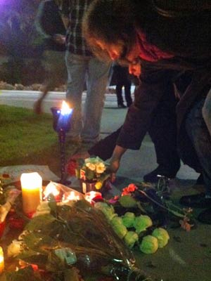 Fãs prestam homenagens em frente ao hotel onde Whitney foi achada morta (Foto: Mariana De Lucca/G1)