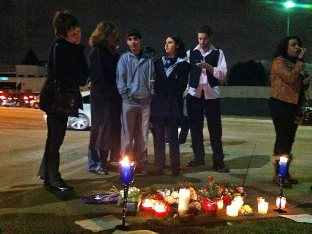 Fãs prestam homenagens em frente ao hotel onde Whitney foi achada morta (Foto: Mariana De Lucca/G1)