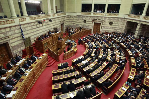 O primeiro-ministro Lucas Papademos fala ao Parlamento grego neste domingo (12) (Foto: John Kolesidis / Reuters)
