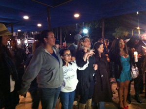 Fãs cantam em homenagem à artista em frente ao hotel (Foto: Mariana De Lucca/G1)