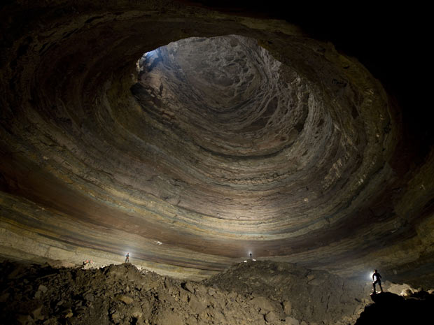 A imensidão da formação natural também se expressa nesta caverna de rocha calcária, Rumble Room, em Rumbling Falls, Tennessee. (Foto: STEPHEN ALVAREZ / NATIONAL GEOGRAPHIC STOCK / CATERS NEWS)