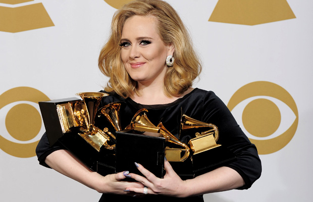 Adele carrega os seis prêmios que ganhou na noite do Grammy neste domingo (12) (Foto: Reuters)
