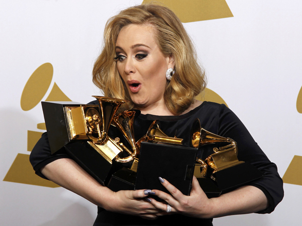 Adele brinca com o peso dos 6 Grammys que recebeu (Foto: Reuters)