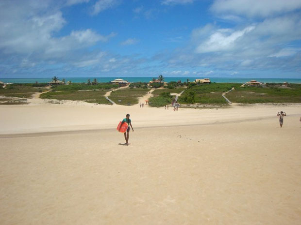 Para chegar às praias de Itaúnas, é preciso atravessar as dunas (Foto: Amanda Monteiro/ G1 ES)