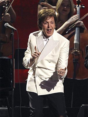 O cantor Paul McCartney durante apresentação no Grammy, no último domingo (12) (Foto: AP)