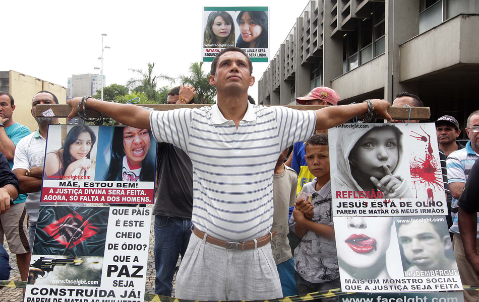 Pessoas faziam protesto em frente ao Fórum de Santo André, no Grande ABC, durante o julgamento de Lindemberg Alves Fernandes.