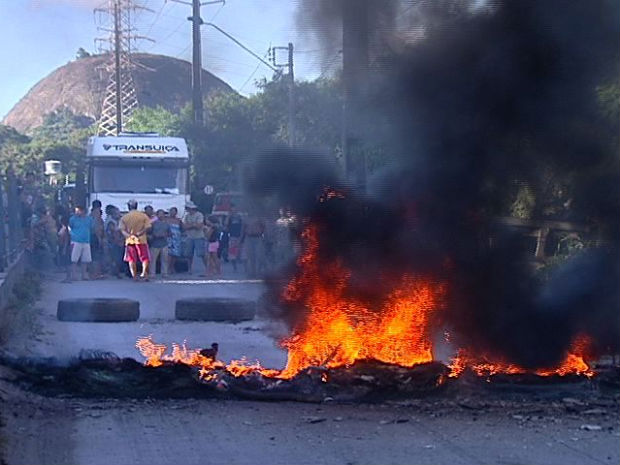 Moradores queimaram pneus durante protesto (Foto: Reprodução/TV Gazeta)