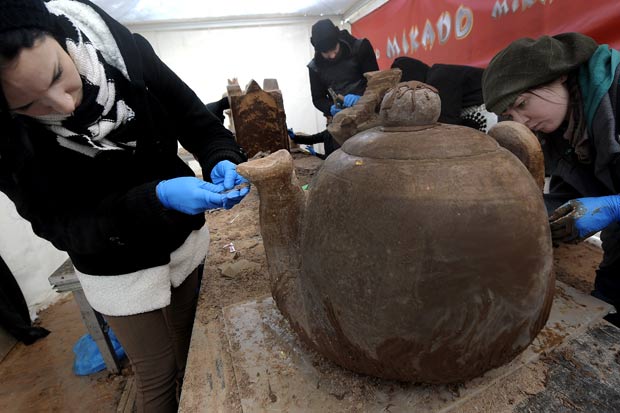 Fábricas locais doaram cinco cubos de chocolate de 250 kg. (Foto: Hrvoje Polan/AFP)