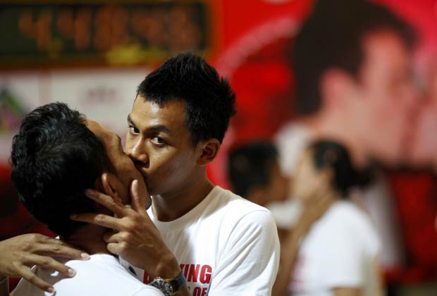 Nontawat Jaroengsornsinpose e Thanakorn Sittiamthong durante a realização do evento. (Foto: Reuters)