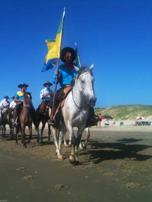 Cavalgada do Mar começou nesta terça-feira (14) no RS (Foto: Giancarlo Barzi/RBS TV)