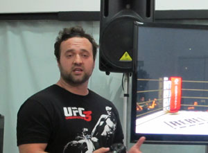 Dravinski, produtor do game, explicou as novidades de 'UFC Undisputed 3' em evento (Foto: Gustavo Petró/G1)